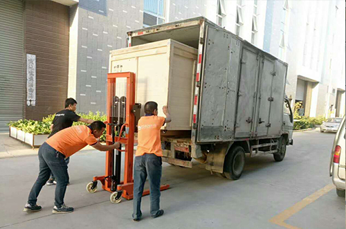 蘭州客戶SMT設(shè)備專車送貨，貨到上門安裝調(diào)試