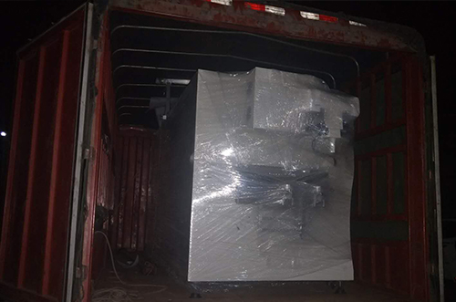 重慶客戶SMT設(shè)備專車送貨，貨到上門安裝調(diào)試