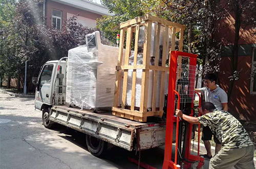 常熟客戶SMT設(shè)備專車送貨，貨到上門安裝調(diào)試
