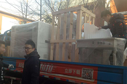 上海客戶SMT設備專車送貨，貨到上門安裝調試